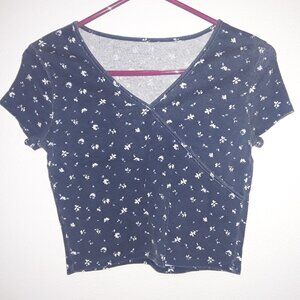 Arizona Jean Co. jusior size small blue w/white flowers,v neck,finely ribbed,